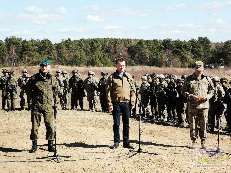 Minister Obrony Narodowej oraz Ambasador USA w Polsce z wizytą na poligonie w Drawsku Pomorskim 